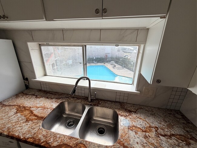 Building Photo - 10855 Meadowglen Ln