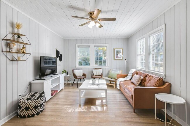 Building Photo - 250 Lake Dr