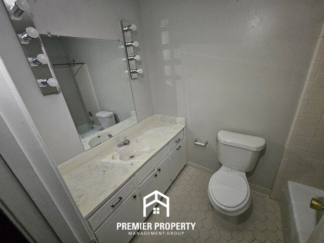 Building Photo - 6869 Amersham Dr