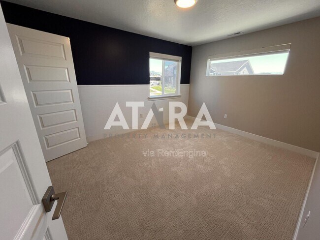 Building Photo - 909 Sagehill Dr