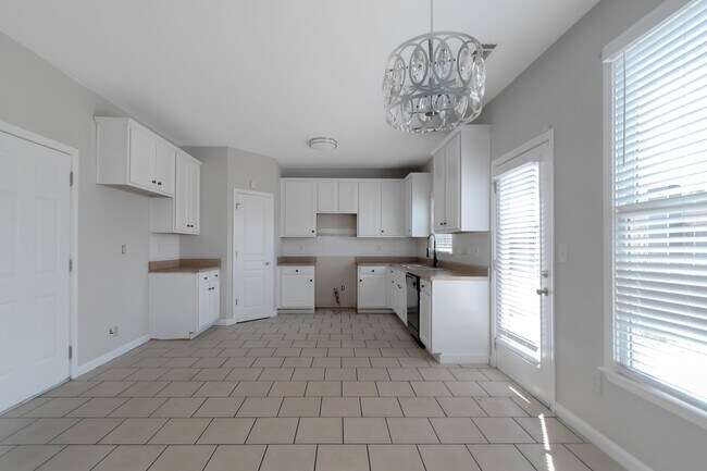 Building Photo - Beautiful large 4-bedroom home