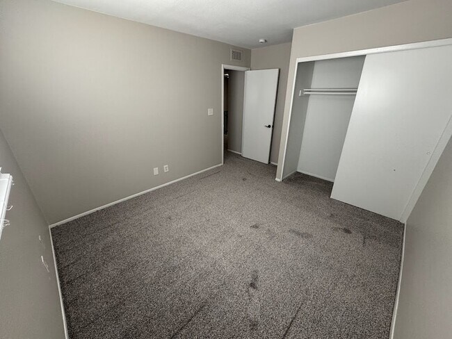 Building Photo - 6621 S La Rosa Dr