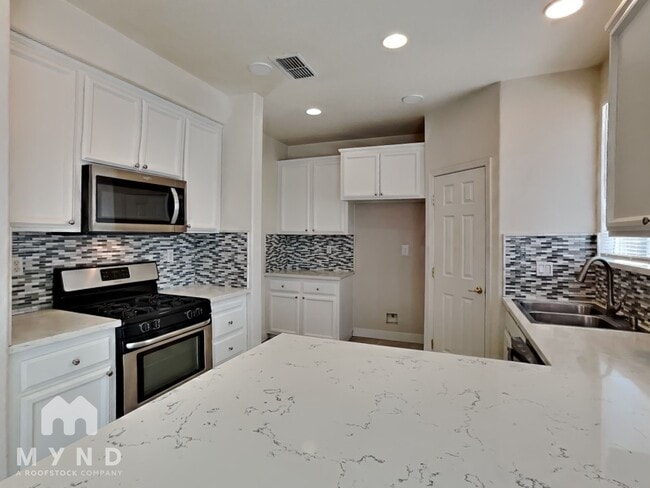 Building Photo - 5325 Dunlay Dr