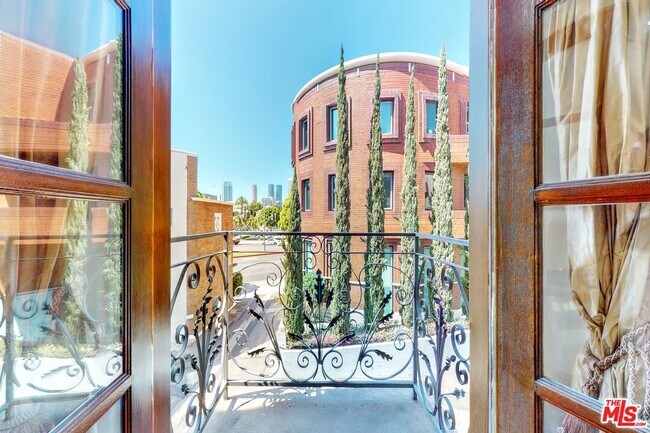 Building Photo - 353 S Reeves Dr