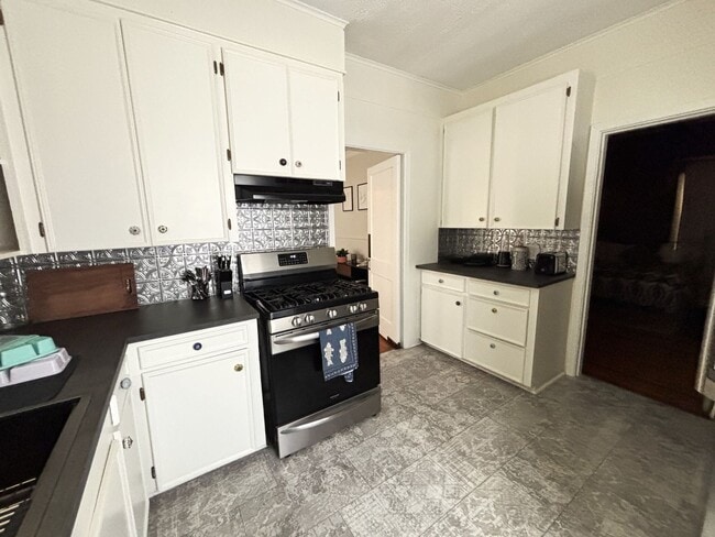 Building Photo - CHARMING FURNISHED BROADMOOR HOME