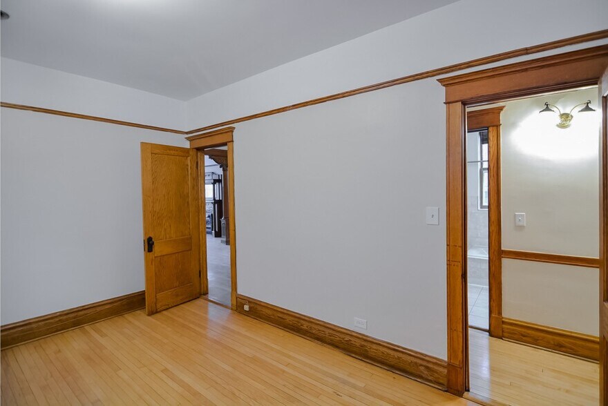 Building Photo - 2231 W Walton St