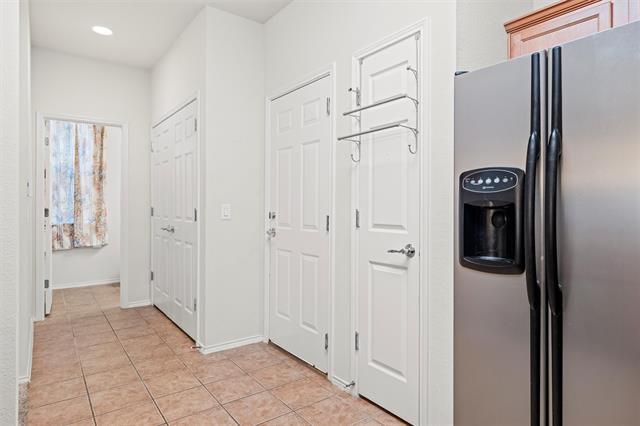 Building Photo - 2725 Hyde Park Dr