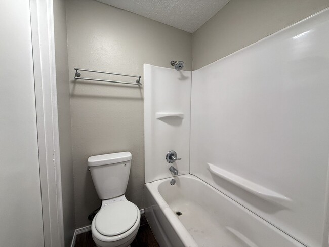 Building Photo - 2 bedroom 1 bath unit for rent ~ water, tr...