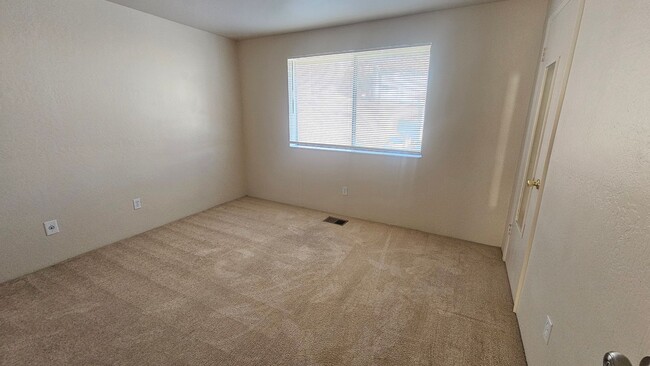 Building Photo - Immaculate Townhome Close To UNR