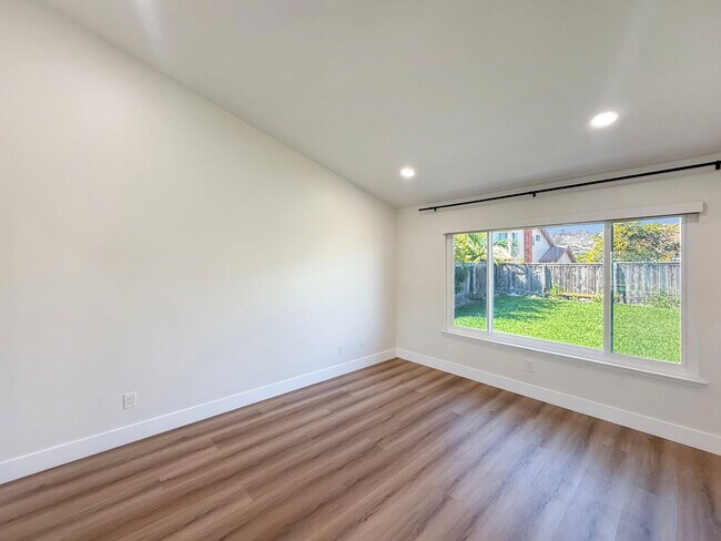 Building Photo - Updated 3B/2BA House in Oceanside!