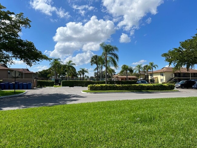 Building Photo - 2 Bedroom Condo in Winding Lake - Sunrise ...