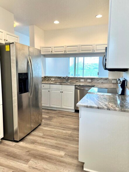 Building Photo - 10253 Via Hibiscus