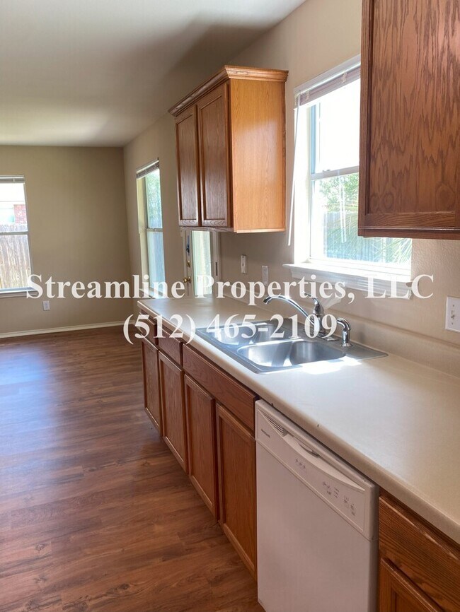 Building Photo - Beautiful 3 bedroom, 3 bathroom and study ...