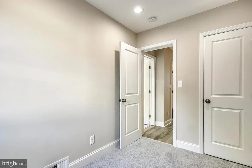 Building Photo - 724 Oneida Pl NW