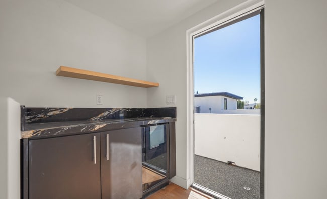 Building Photo - RECENTLY RENOVATED TOWNHOME | 5 BED 5 BATH | PRIVATE ROOFTOP DECK |  PET FRIENDLY | SPACIOUS BEDR...