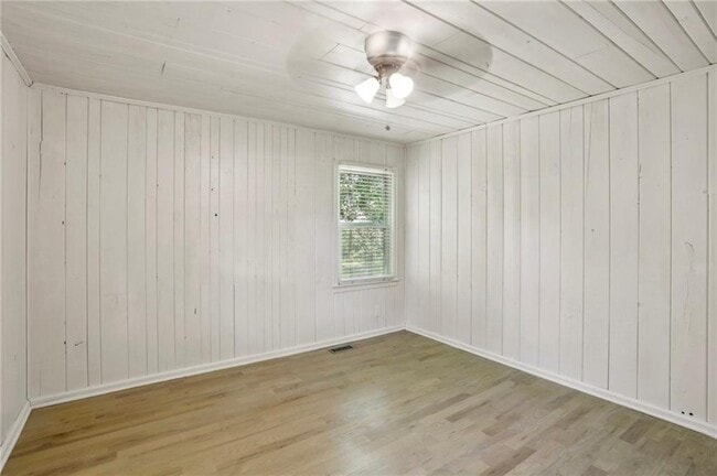 Building Photo - 2266 N Shallowford Rd