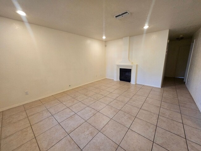 Building Photo - Charming 2 bedroom, 2  bath townhome in desirable area near a Golf Course & a greenspace. Two pat...