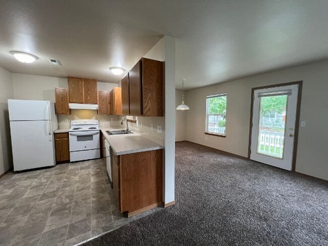 Building Photo - College Spring 3BD w/ New Carpet