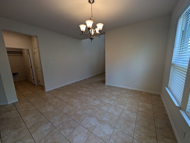 Building Photo - 4/2.5/2 with Large Game Room / Near Gruene...