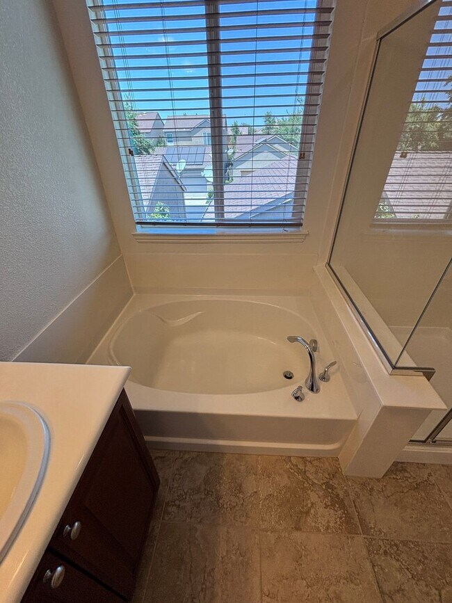 Building Photo - West Roseville Solar! 3 Bedroom, Plus den/...