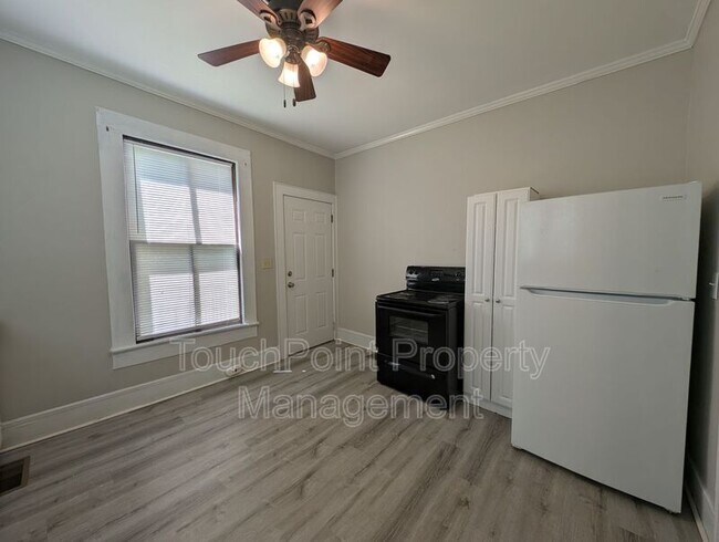 Building Photo - 476 Spring St SW