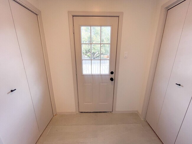 Building Photo - Centrally Located Apartment with Pool!!