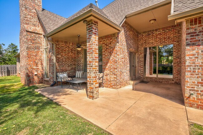 Building Photo - Luxury 5 Bedroom Home in Fairfax Estates + Safe Room + Memorial High + Easy Access to I-35