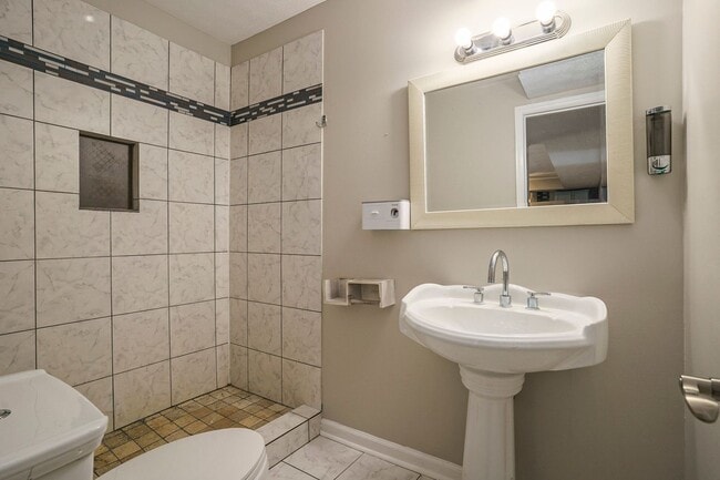 Building Photo - Lovely 3BR/2BA Duplex close to Downtown Covington!