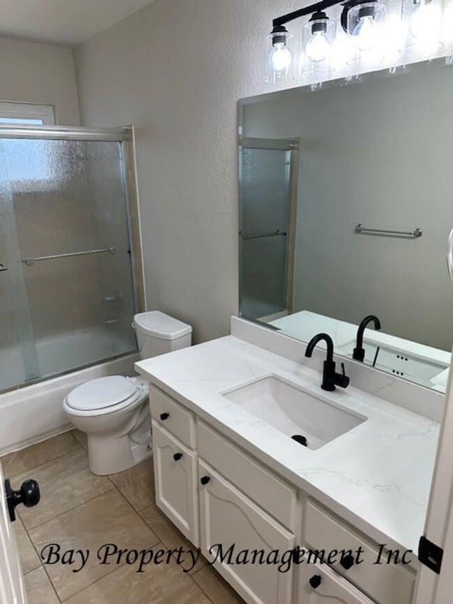 Building Photo - Nicely Updated 3 bedroom, 2 bath Home in t...