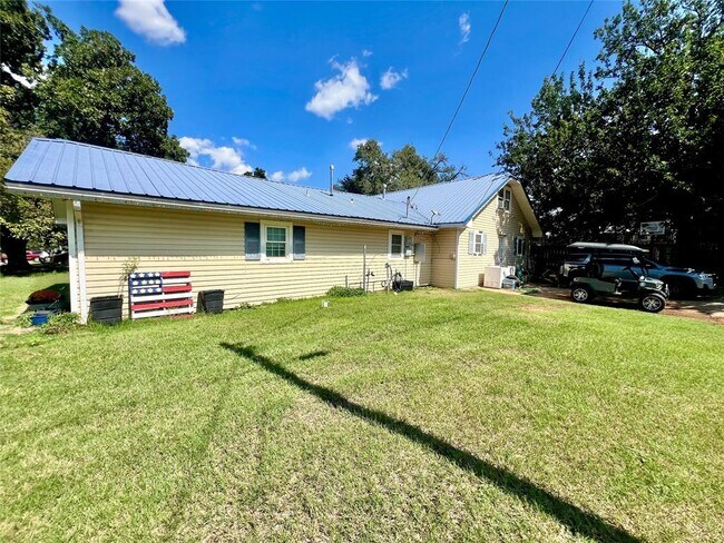 Building Photo - 408 5th St