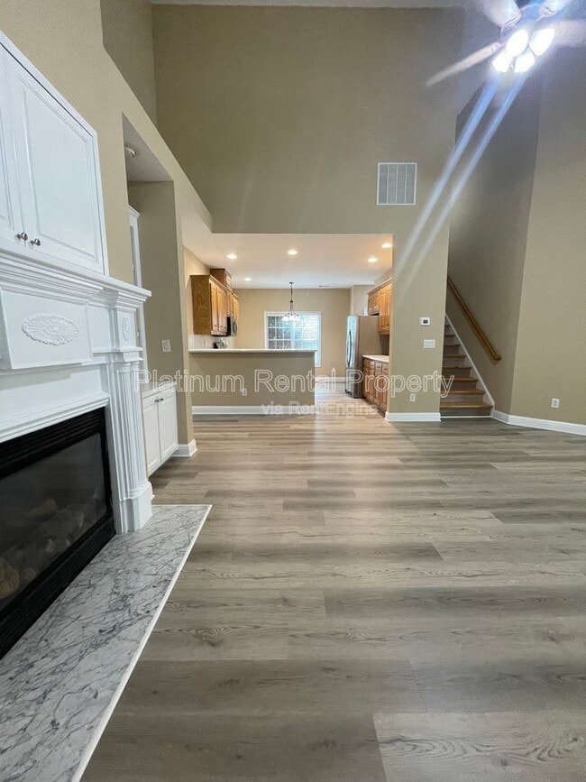 Building Photo - 546 Town Square Way