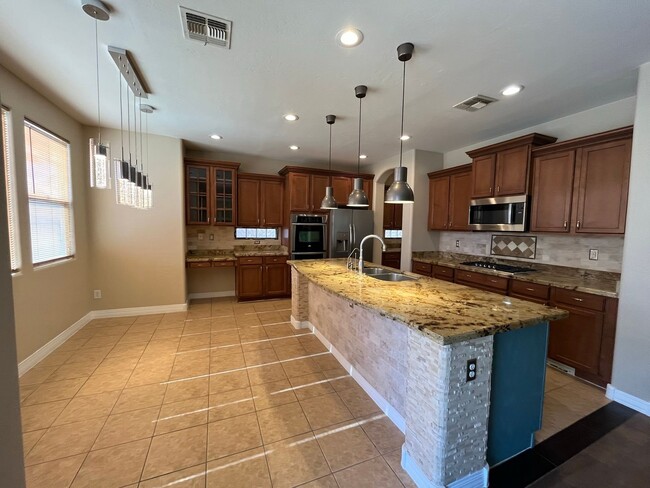 Building Photo - 5 Bedroom Home in the Montelena Neighborho...