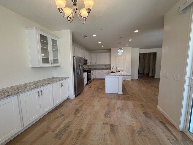 Building Photo - Beautiful Home for rent in Tulare!