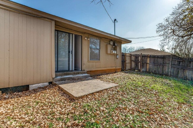 Building Photo - Stylish Half-Duplex in Arlington
