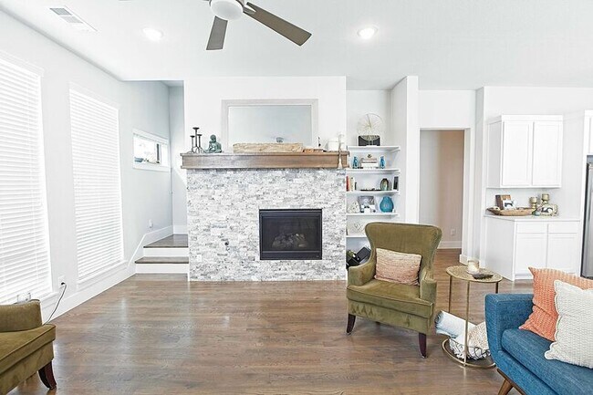 Building Photo - 1405 Bronson Ct