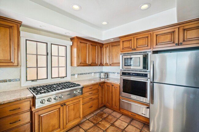 Building Photo - Dream home Located on the Bluff of Southwe...