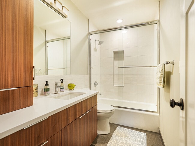 Building Photo - 1936 Crestview Dr