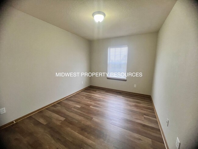 Building Photo - Spacious 3 Bedroom, 2 Bath Townhome availa...