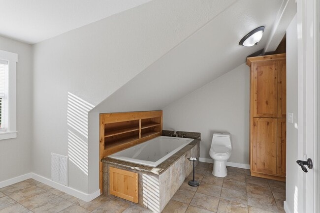 Building Photo - Charming Silverton Home Near Downtown