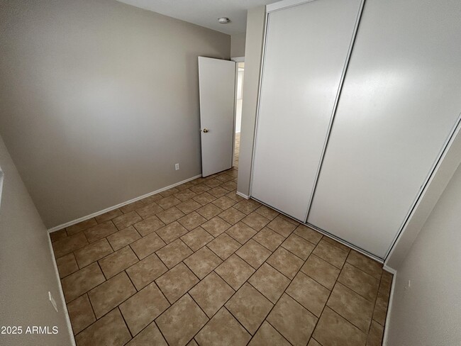 Building Photo - 11613 W Bloomfield Rd