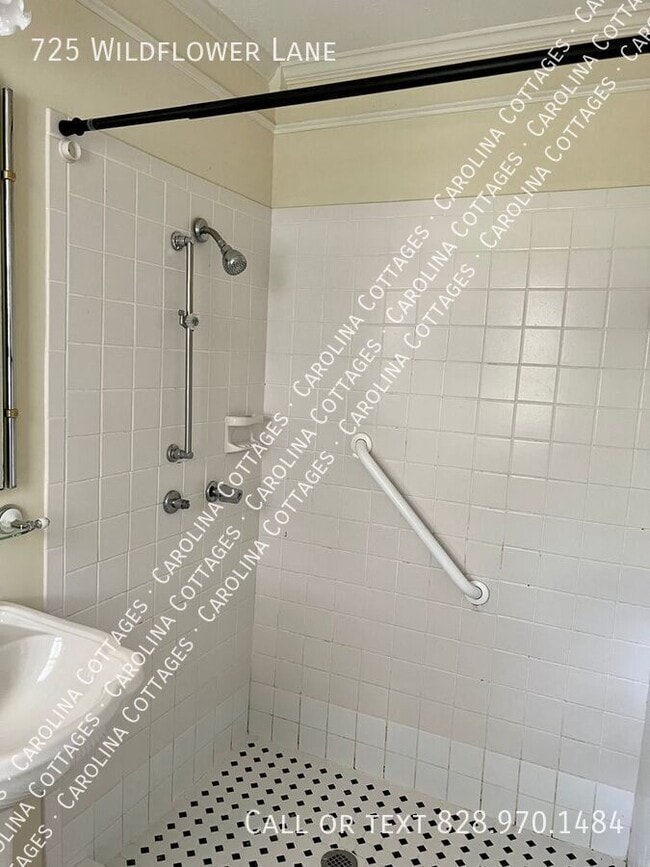 Building Photo - 725 Wildflower Ln