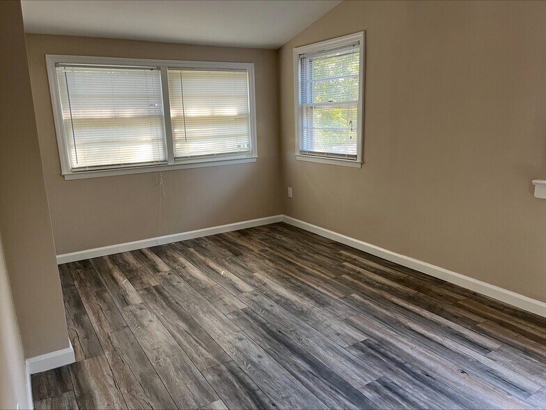 Building Photo - 15 Lulu Dr