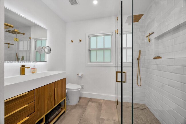 Building Photo - 5023 SW 59th Ave