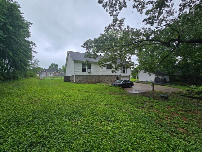 Building Photo - Country Charm Meets City Convenience – You...
