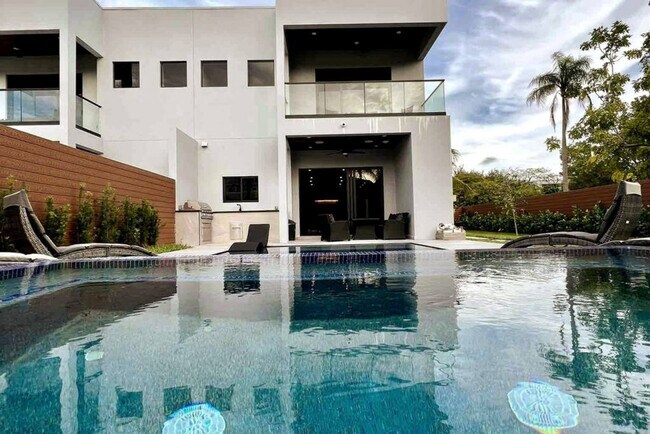 Building Photo - 601 NE 16th Ave