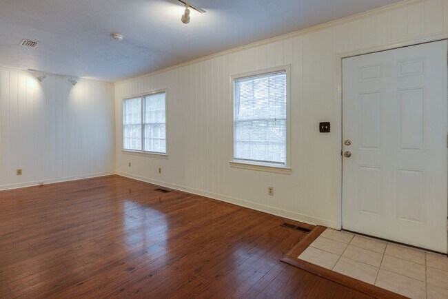 Building Photo - 3 Bedroom, 2 Bath Home Available 10/1/2025...