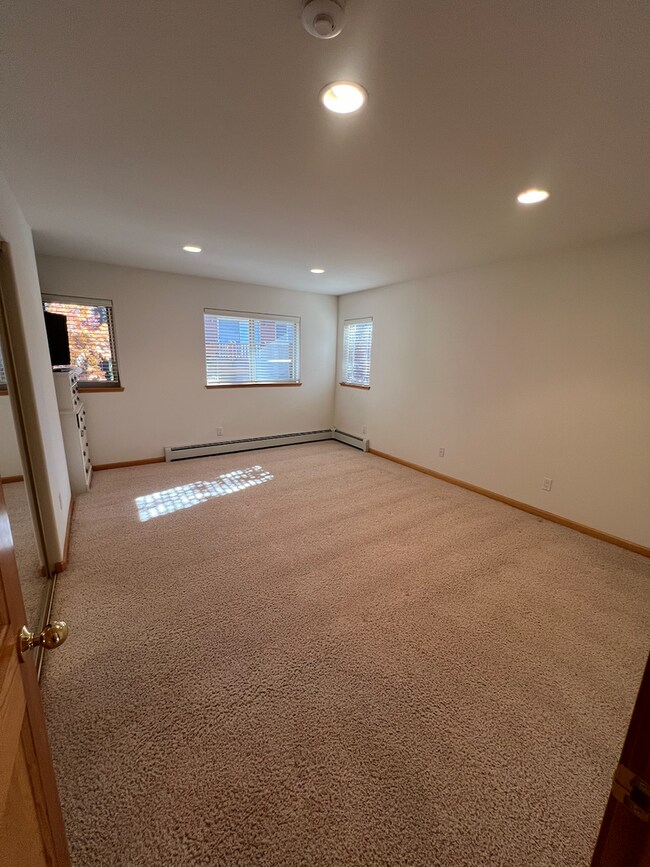 Building Photo - Low Elevation Home Steps From Championship Golf Course