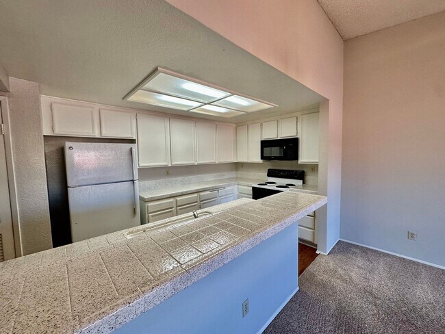 Building Photo - Spacious 1-Bedroom Condo with Garage!