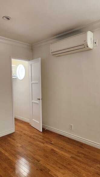 LIVING ROOM AC - 10641 Whipple St