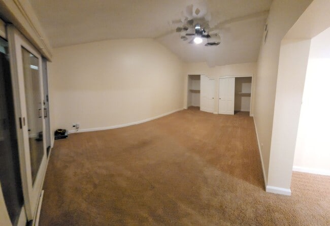 Building Photo - 5 bed 3.5 bath home close to campus!